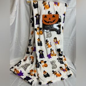 Luxe Plush Throw Dog and Cats Size 50”x 60” NWT